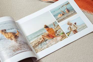 Schön mit Urlaubsfotos gestaltete Innenseiten eines Softcover-Fotobuchs