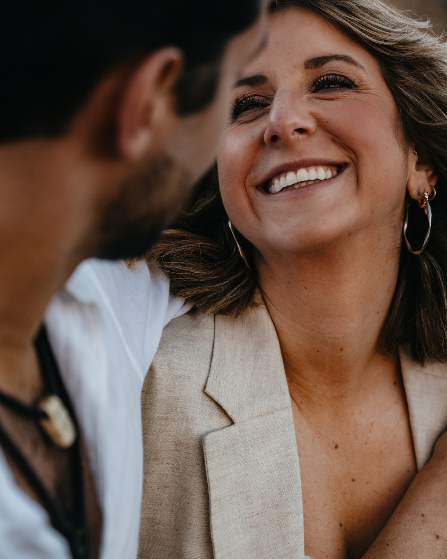 Hochzeitspaar lächelt sich glücklich an