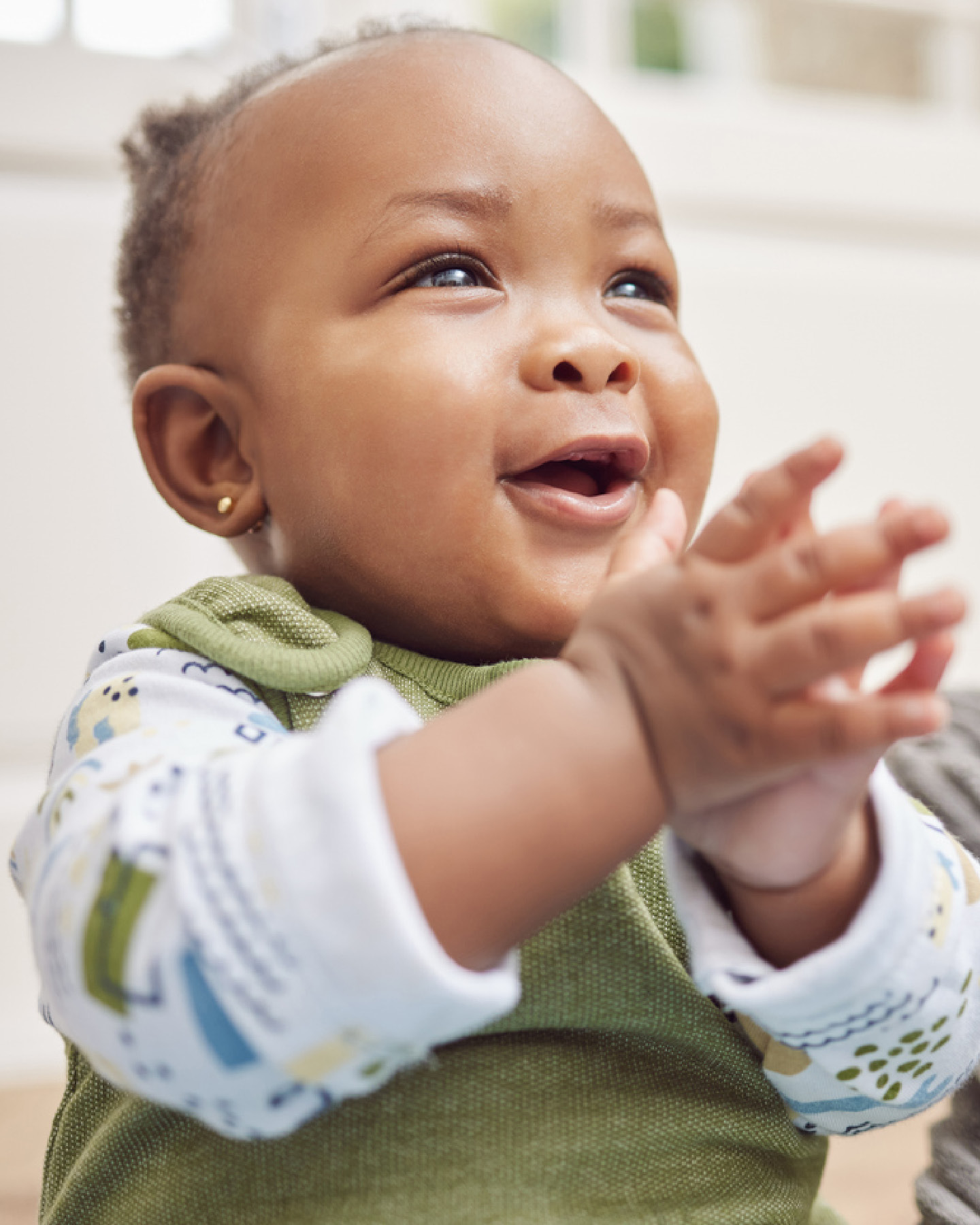 Lachendes Baby klatscht in die Hände