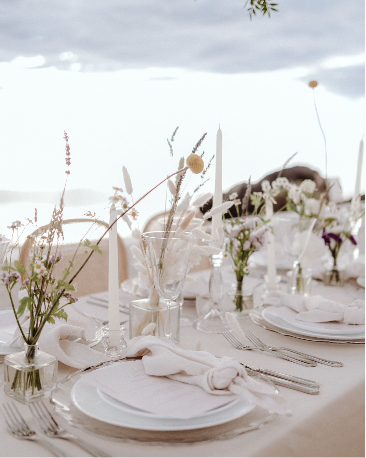 Sommerliche Tischdeko in Pastelltönen für eine Hochzeitsfeier im Freien
