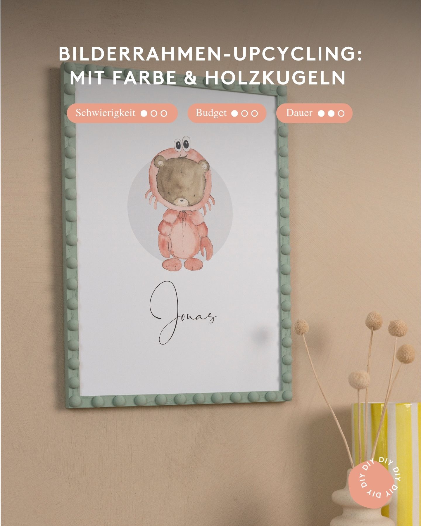 Bilderrahmen-Upcycling. Bilderrahmen für Babyposter und Familienbilder mit Farbe und Halbkugeln aus Holz pimpen.