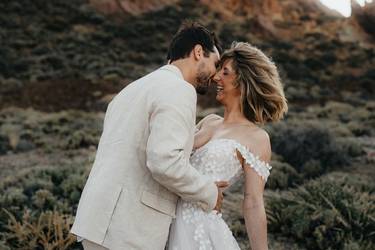 Glückliches Hochzeitspaar in Hochzeitskleidung  in der Natur