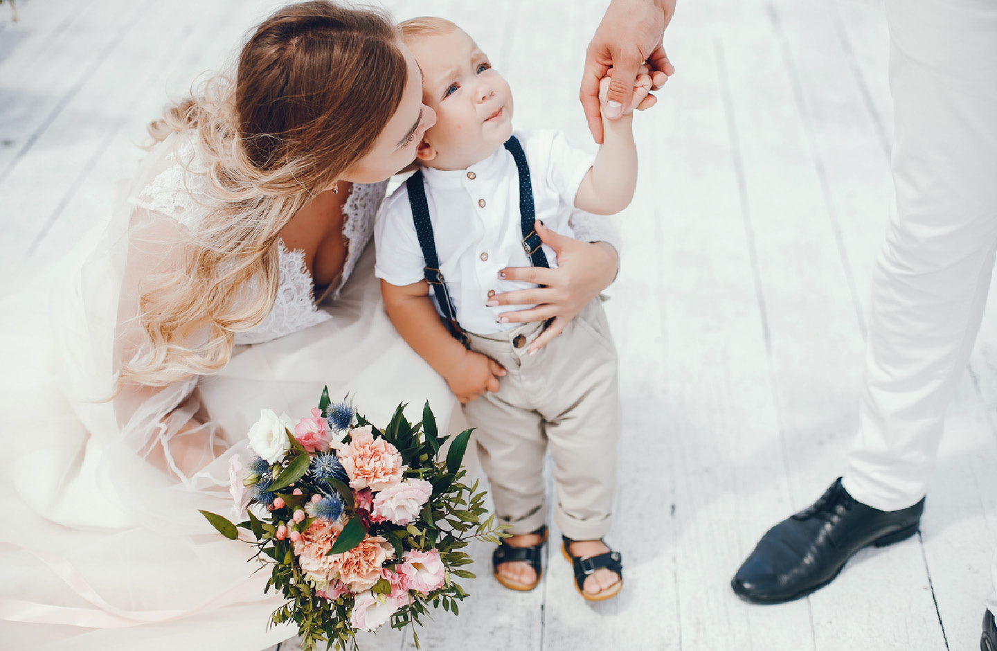 Brautpaar am Tag der Hochzeit mit kleinem Sohn