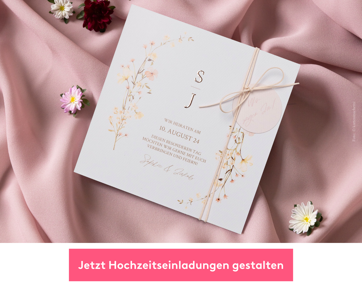 Quadratische Hochzeitseinladung mit pastellfarbenen Blüten