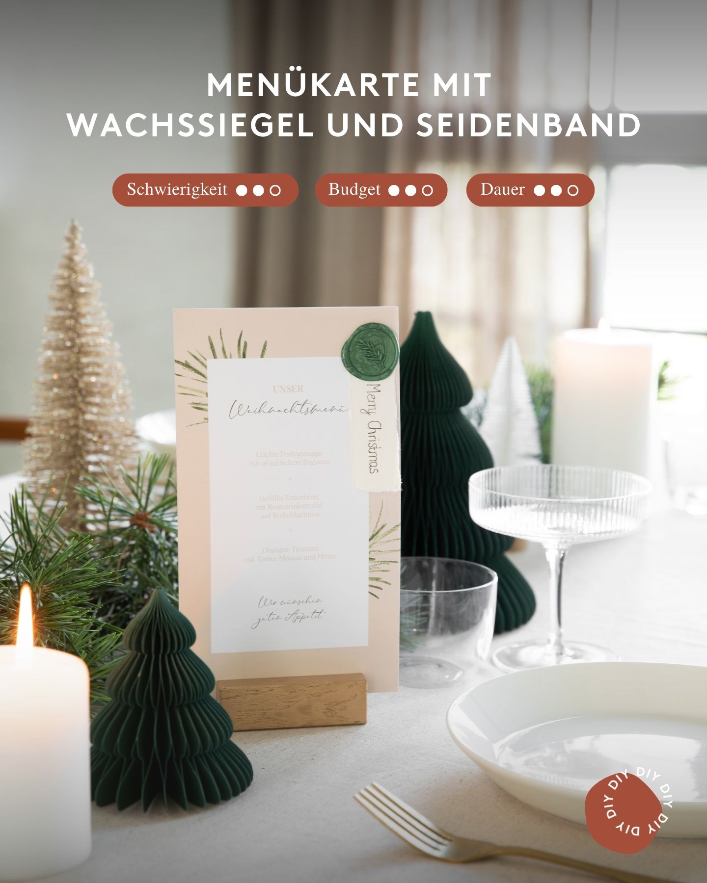 Eine mit einem Wachssiegel verzierte Menükarte steht auf der weihnachtlich geschmückten Festtafel. Tischdekoration zum selber machen.